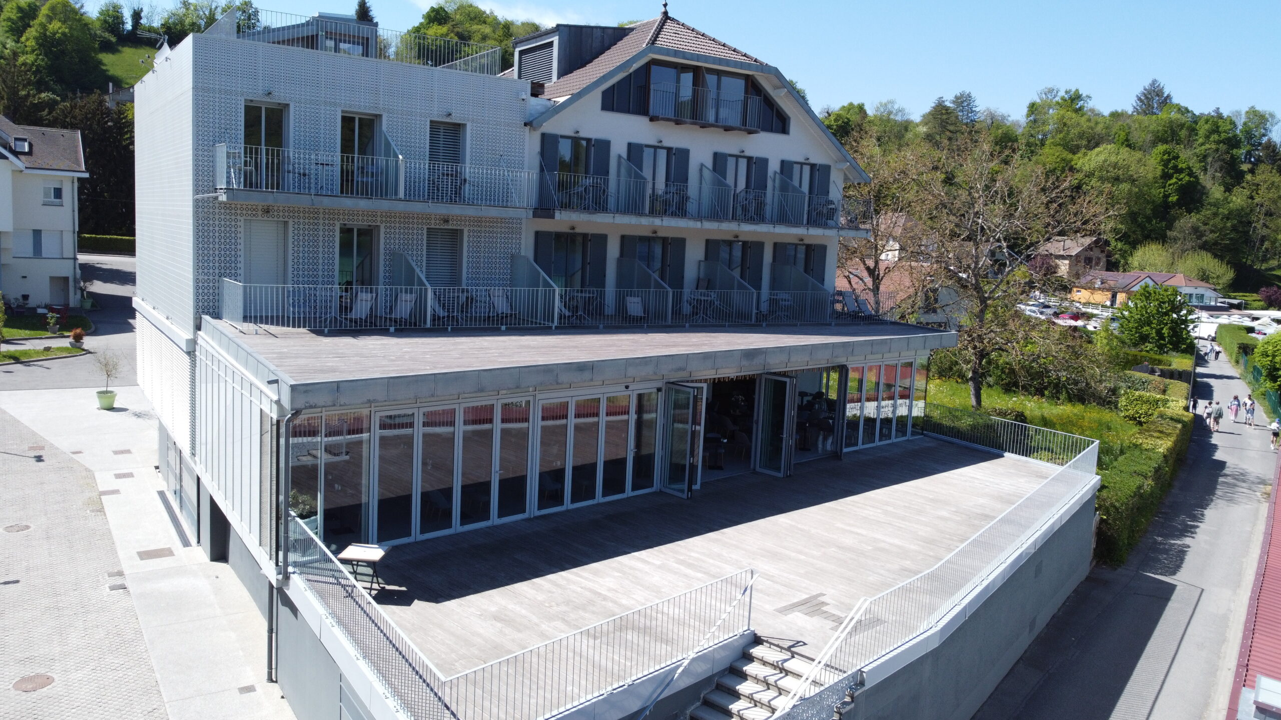 Photo du restaurant + terrasse en vue drone