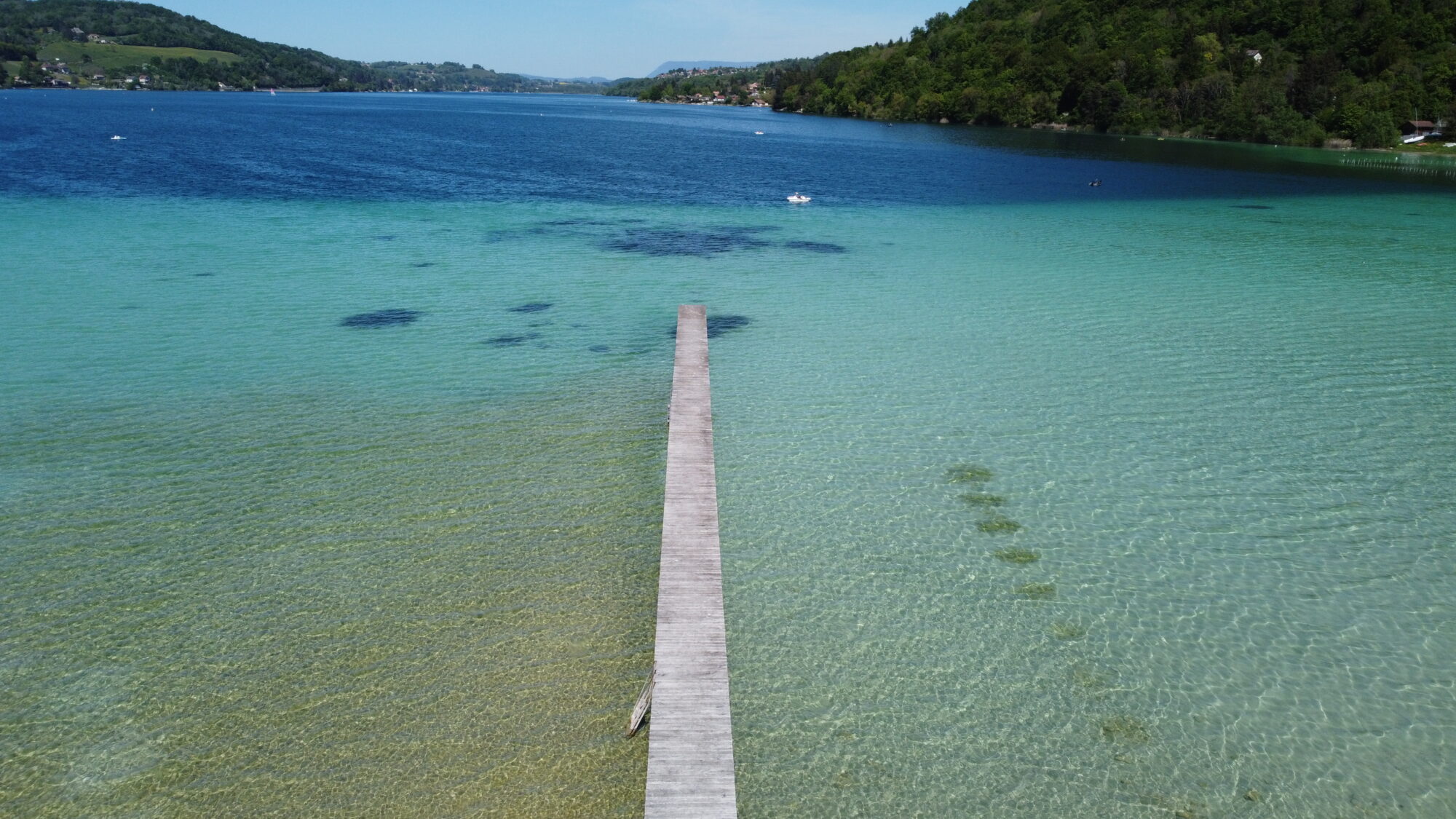 Vue sur le lac de Paladru en drone