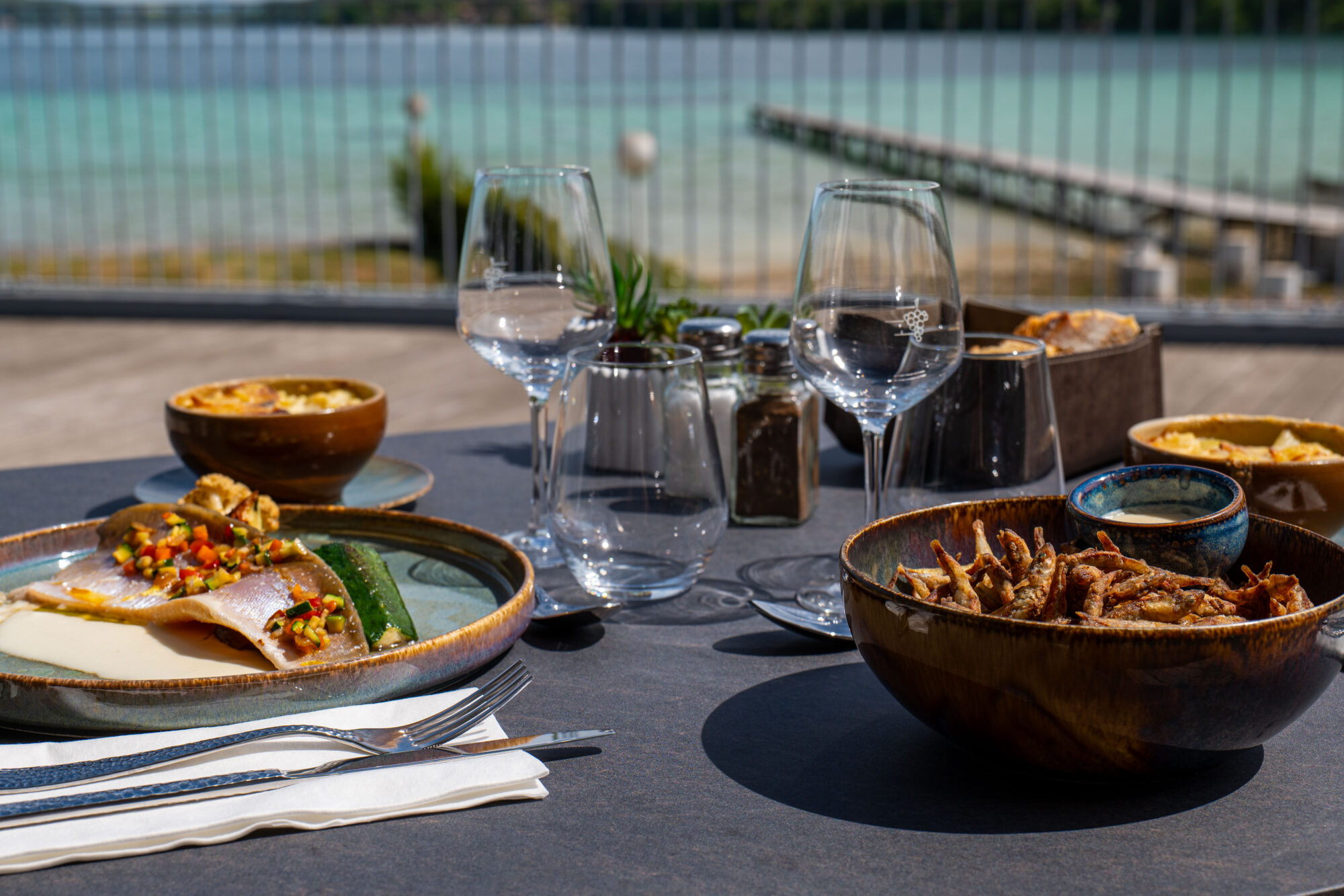 Plat de poisson + plat de petite friture sur la terrasse